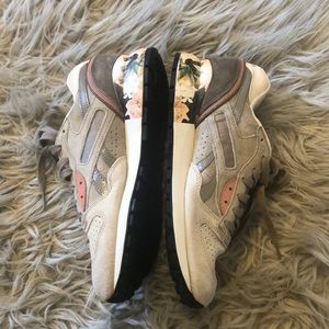🌸Reebok Grey Floral Sneakers🌸